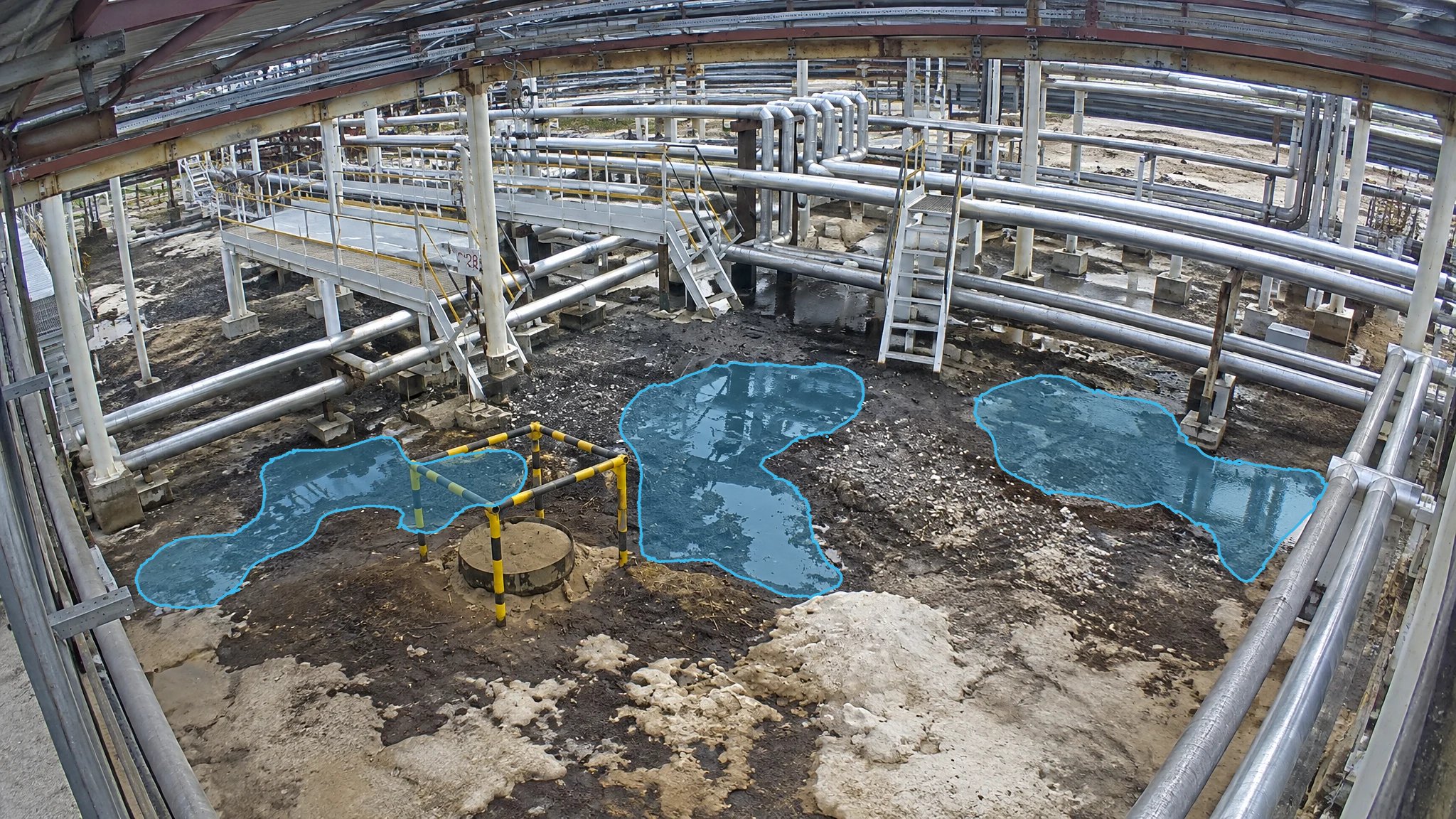 Refinery Oil Spill — puddle detection overlay