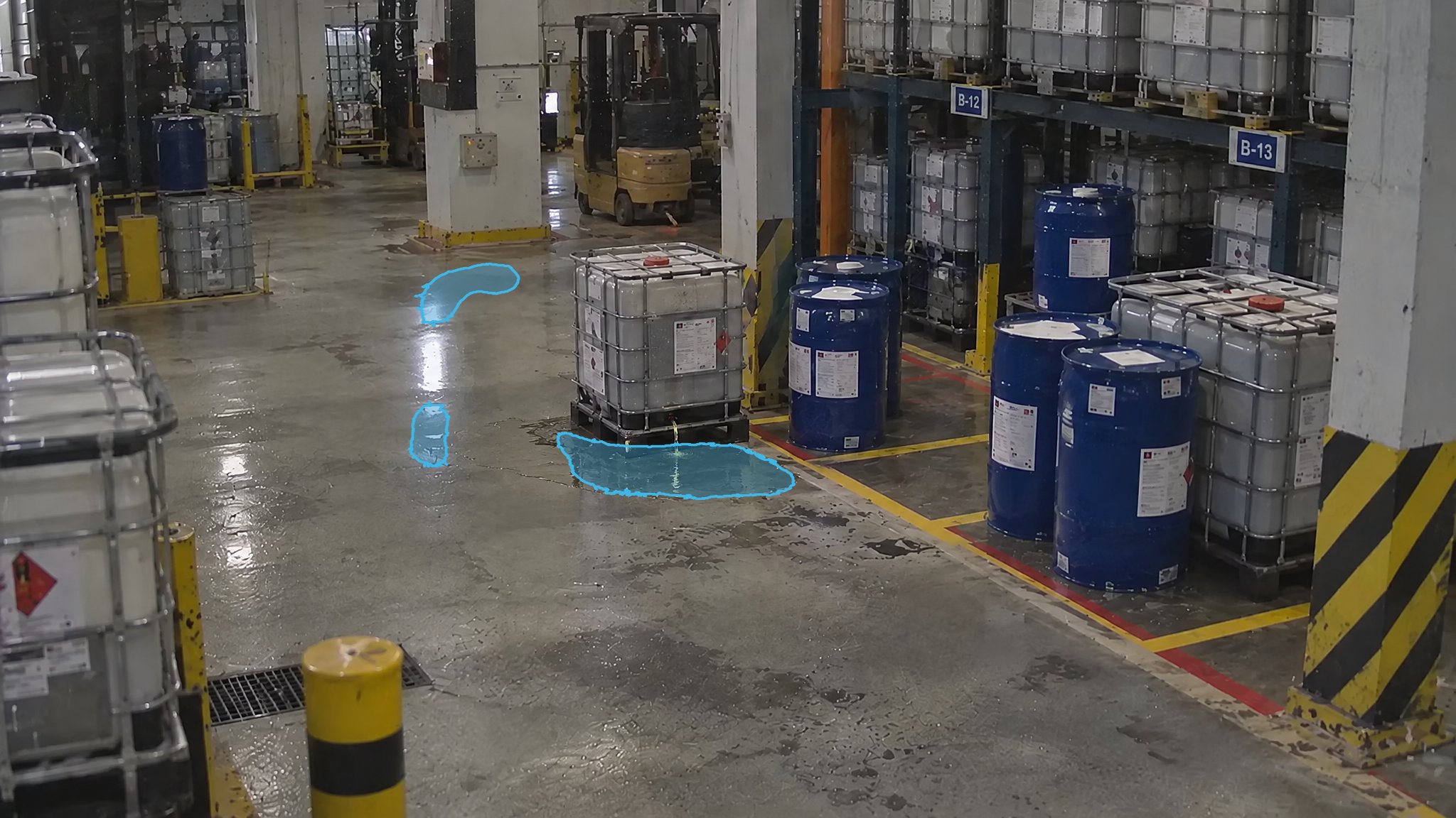 Warehouse Tote Fluid Spill — puddle detection overlay
